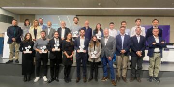 Foto de familia de todos los premiados, los ponentes de la mesa redonda y autoridades.