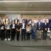 Foto de familia de todos los premiados, los ponentes de la mesa redonda y autoridades.