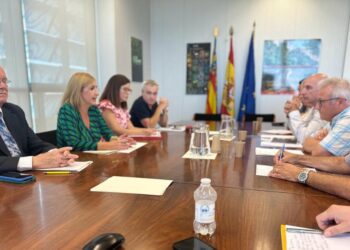 La consellera Salomé Pradas firma las resoluciones del cambio de tarifas para el taxi