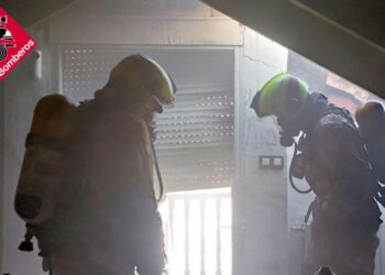 Los bomberos extinguen un incendio en una casa de Pinoso