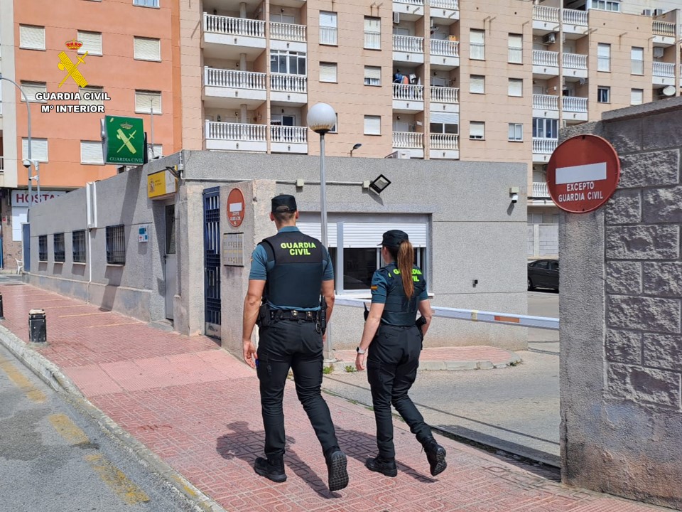 Dos agentes de la Guardia Civil en Torrevieja