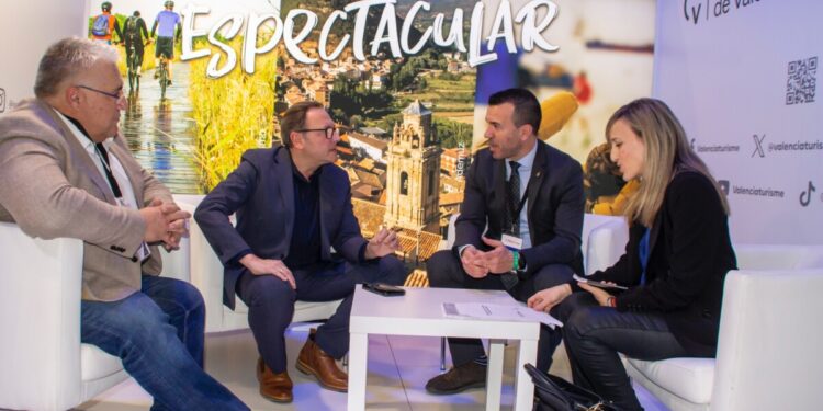 Vicent Mompó en el estand de la Diputación de Valencia en Fitur