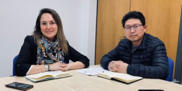 La concejala de Bienestar Social, Maica Hurtado, con el representante de la Asociación Cultural China de Castellón