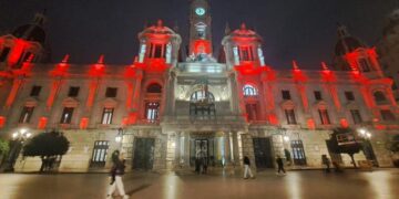 Fachada del Ayuntamiento de Valencia, iluminada con el color de la Casa del Rey