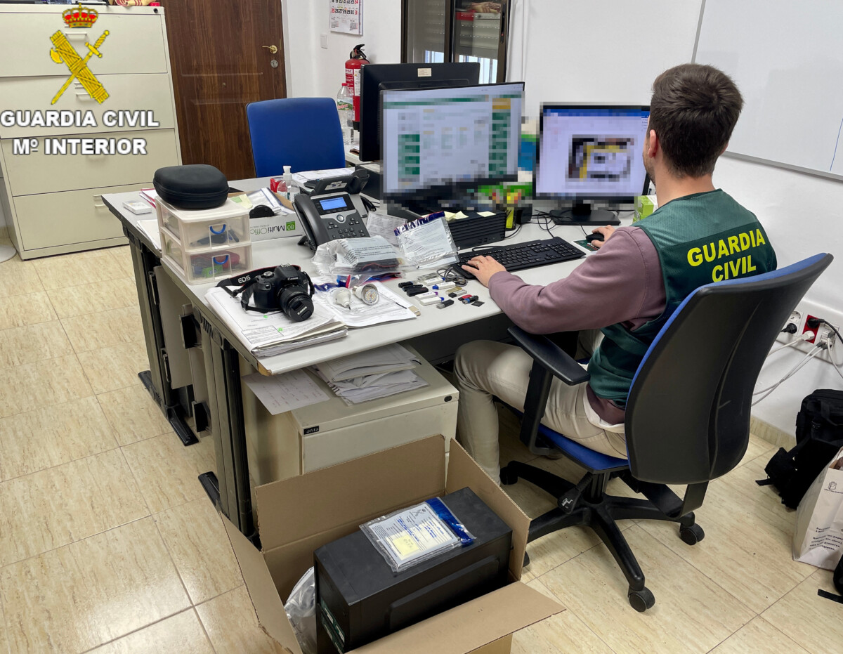 Agente de la Guardia Civil delante de un ordenador