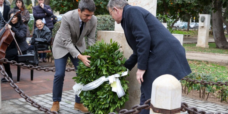 Carlos Mazón y Ximo Puig depositan una corona de flores en el lugar en el que fue asesinado Manuel Broseta