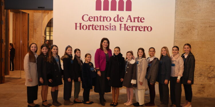 Hortensia Roig con Marina García y su Corte en el Centro de Arte Hortensia Herrero