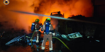 Incendio industrial en una empresa de chatarra de Quart de Poblet