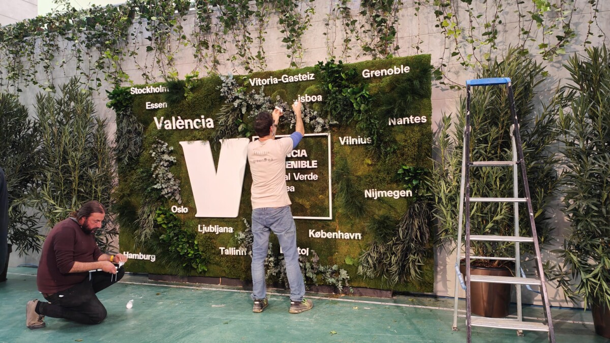 El mural natural del hall del Palau de la Música, ya instalado