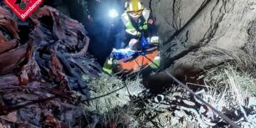 Rescate de un hombre herido tras caer al fondo de un barranco en el río Amadorio de la Vila Joiosa