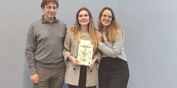 La autora de la tesis con los dos profesores que la han tutorizado