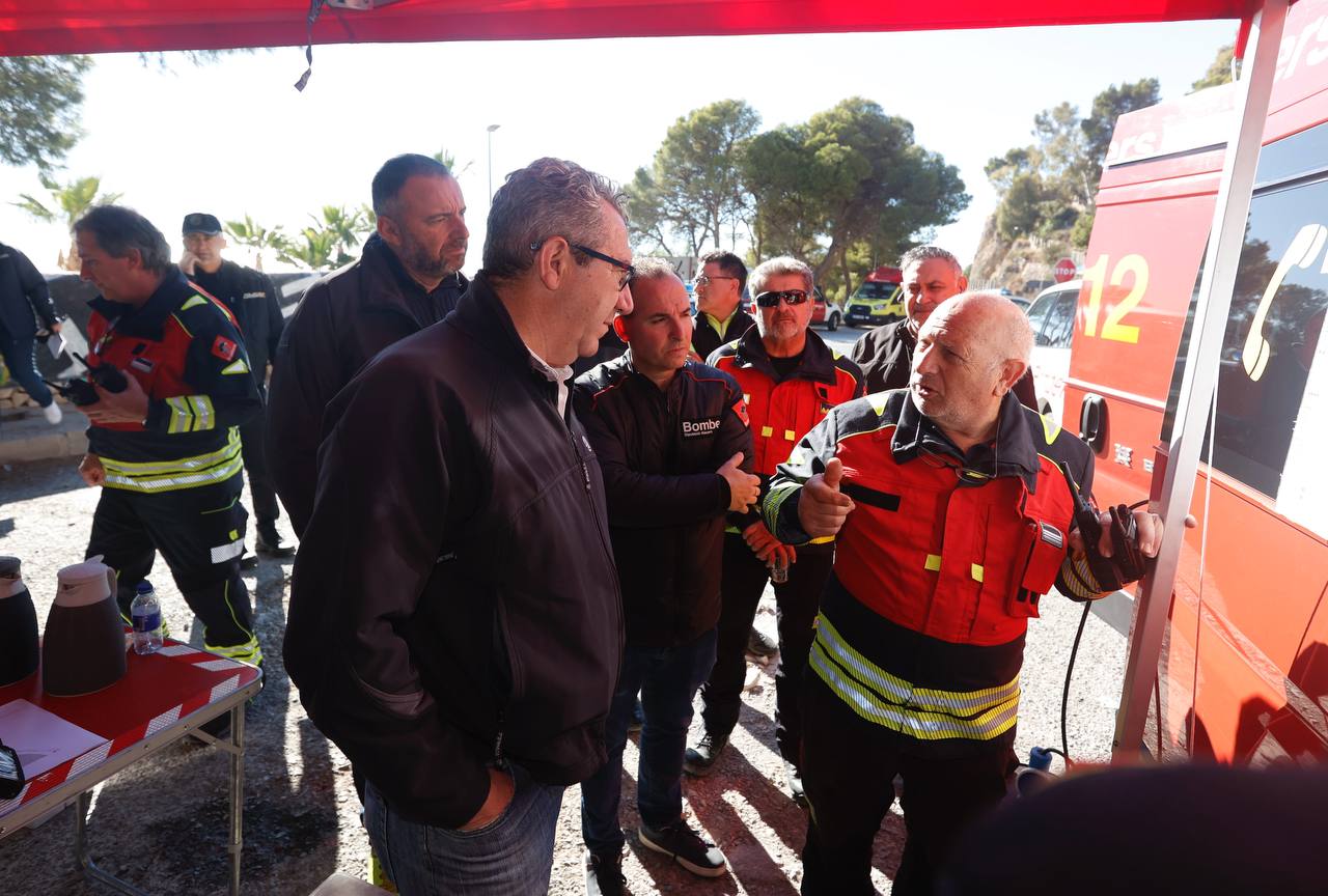 Toni Pérez visita el Puesto de Mando Avanzado del incendio de Altea