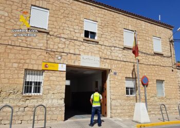 Agente de la Guardia Civil a las puertas del cuartel de Novelda
