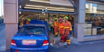 Un coche se ha emporado en la fachada de un supermercado de Burjassot