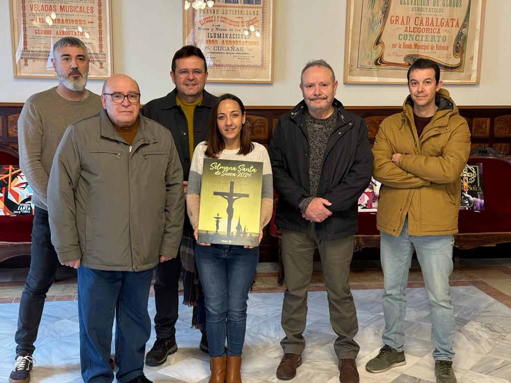 El jurat amb el cartell de la Setmana Santa 2024