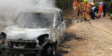 Incendio de un coche en un camino entre Náquera y Bétera