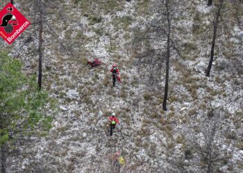 Rescate de un motorista caído por un barranco en Tollos