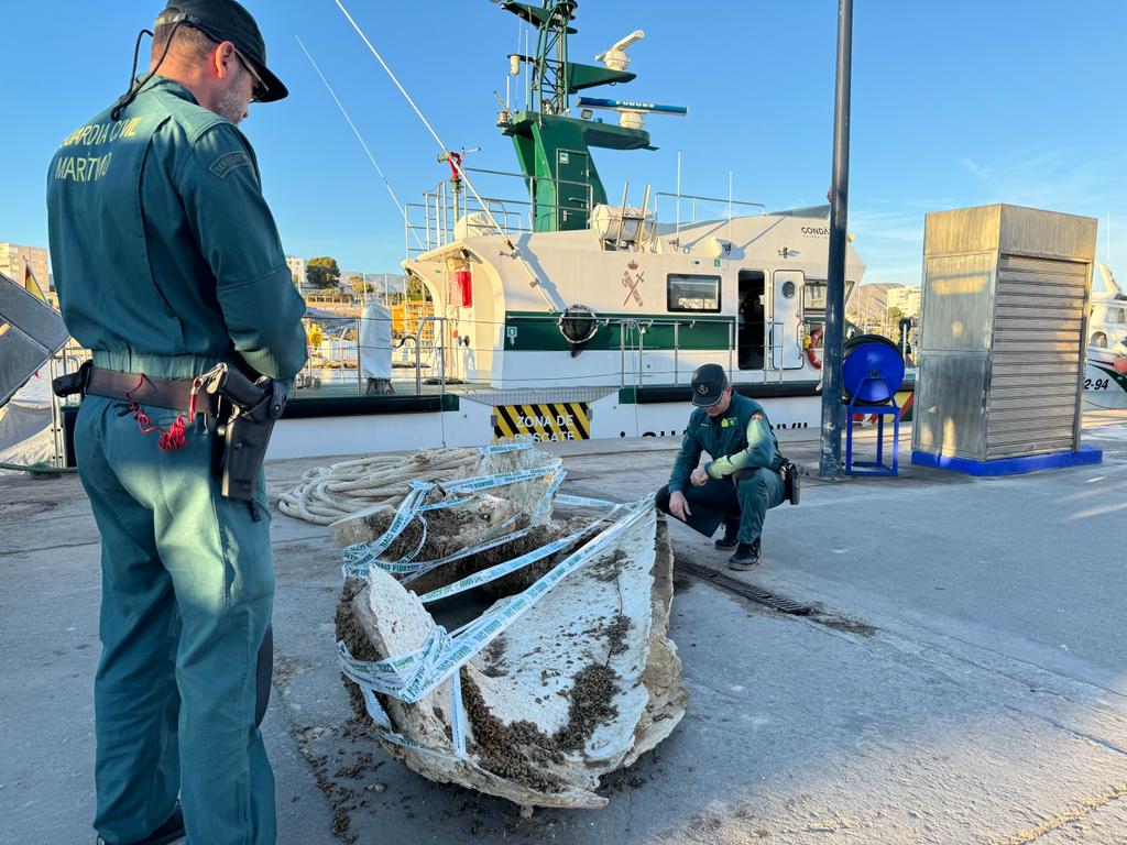 Restos óseos de una ballena abandonados en el puerto de la Vila Joiosa