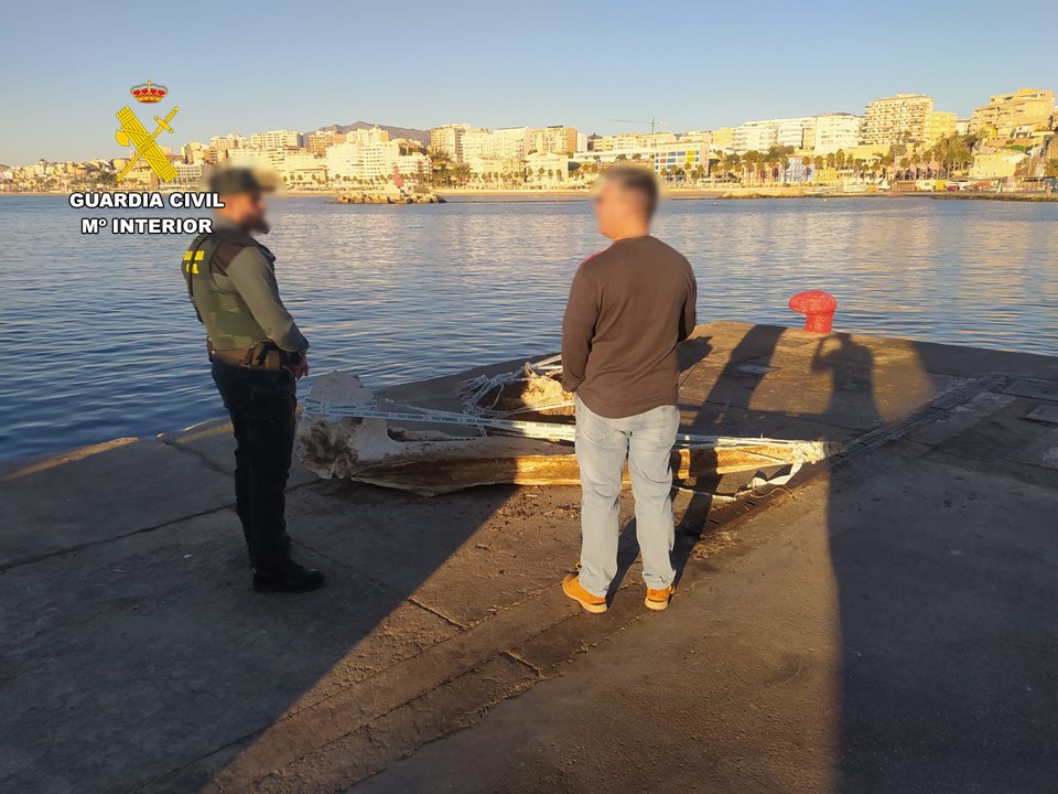 Restos óseos de una ballena abandonados en el puerto de la Vila Joiosa