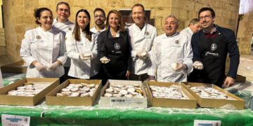 Begoña Carrasco con el Gremi de Forners repartiendo fadrinets