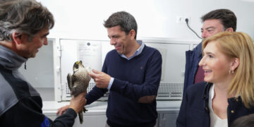 Carlos Mazón visita el centro de recuperación de fauna 'Santa Faz' de Alicante junto a Salomé Pradas y Luis Barcala