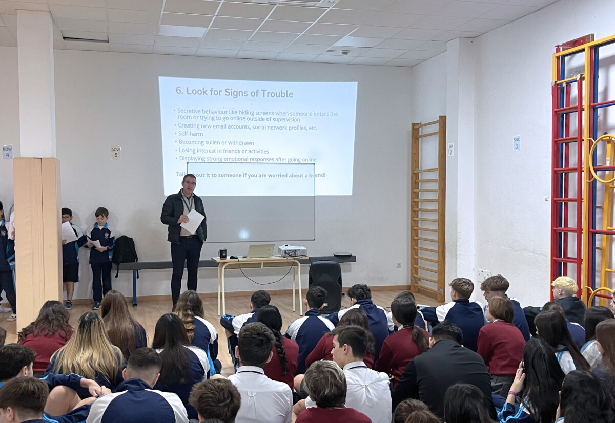 Charla en la British School de Valencia durante el Día de Internet