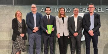 El Alcalde de Paterna Juan Antonio Sagredo y la Teniente Alcalde Nuria Campos junto a representantes de Hidraqua y del Ayuntamiento de Riba-roja.