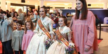 Las falleras mayores de Valencia en el Centro Comercial Saler