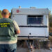 Un agente de la Guardia Civil inspecciona una caravana