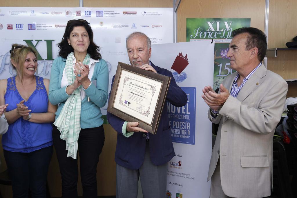 Miguel Valor, en el centro, recibe un premio