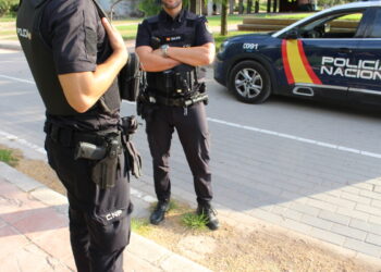Policia nacional agentes y coche