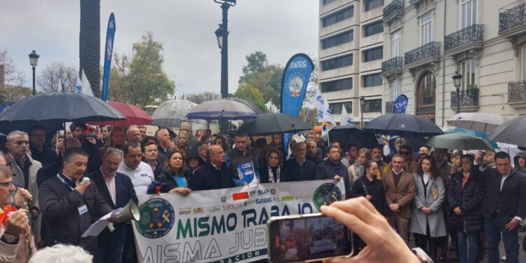 Protesta de la Guardia Civil y la Policía Nacional frente a Delegación del Gobierno