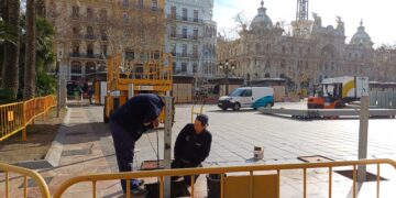 Comienza el montaje de las vallas para las mascletaes de la plaza del Ayuntamiento de Valencia