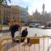 Comienza el montaje de las vallas para las mascletaes de la plaza del Ayuntamiento de Valencia