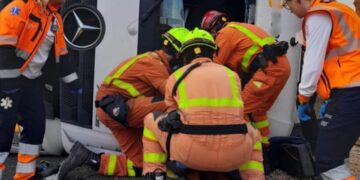 Vuelco de un camión en San Antonio de Requena