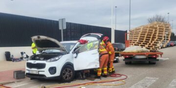 Accidente entre un coche y una furgoneta en el polígono L'Oliveral de Riba-roja de Túria