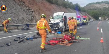 Accidente entre una furgoneta y un camión en la A-7 a su paso por Xàtiva