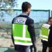 Agentes de la Policía Nacional inspeccionando una explotación agrícola
