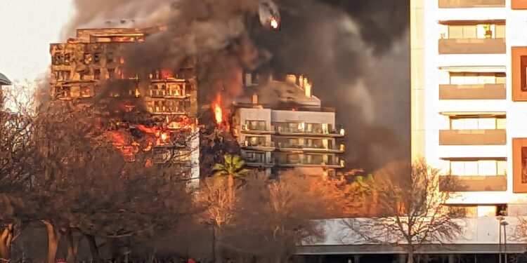 Incendio en un edificio de viviendas de Maestro Rodrigo