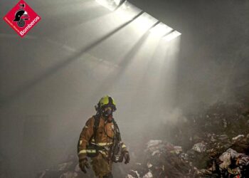 Incendio industrial en una nave textil de Cocentaina