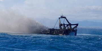 pesquero incendiado a 4 millas de la bocana del puerto de Castellón