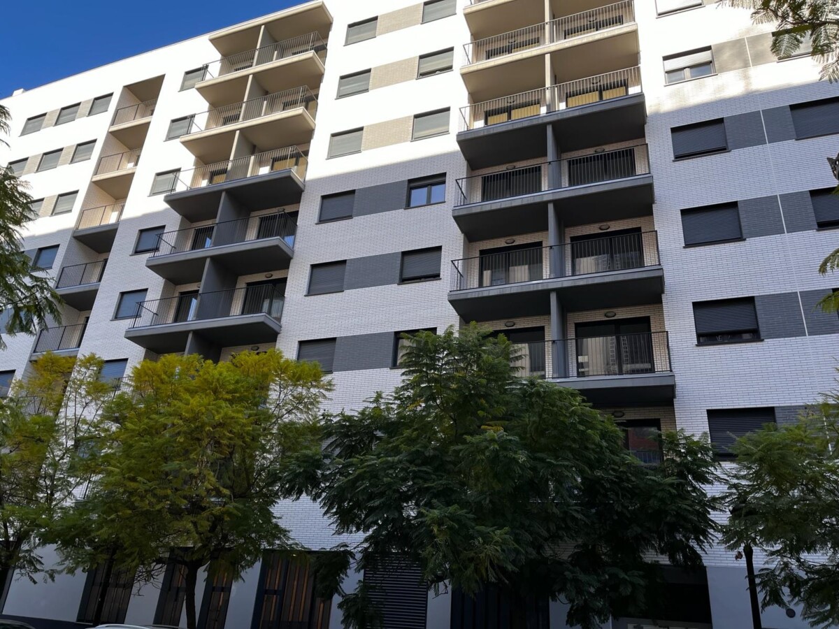 edificio municipal de viviendas en Safranar