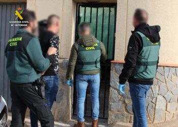 Agentes de la Guardia Civil conducen al detenido