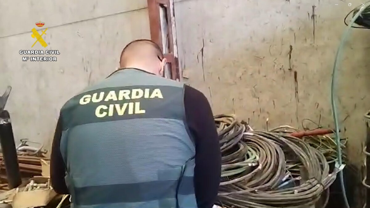 Agente de la Guardia Civil inspecciona cable de cobre sospechoso