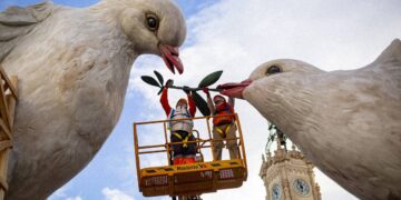 Dos palomas, una rama de olivo, de Escif y Pere Baenas