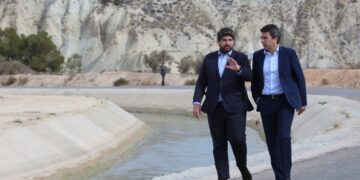 Carlos Mazón y el presidente de la Región de Murcia, Fernando López Miras, en un punto del trasvase Tajo-Segura