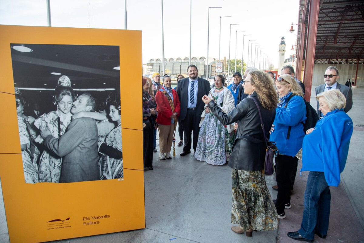 Una delegación de los CEVEX visitó la exposición del Puerto de Valencia sobre los barcos falleros