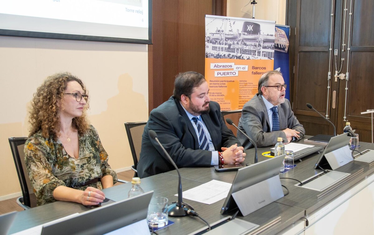 Una delegación de los CEVEX visitó la exposición del Puerto de Valencia sobre los barcos falleros