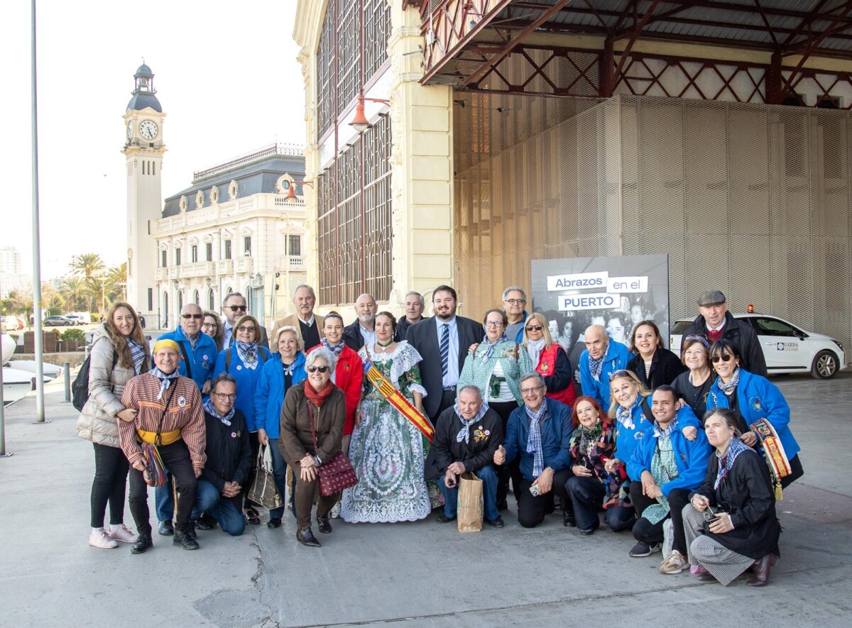Una delegación de los CEVEX visitó la exposición del Puerto de Valencia sobre los barcos falleros