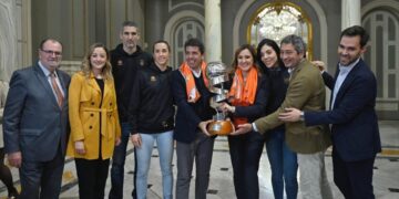 Catalá y Mazón reciben a las campeonas en el Salón de Cristal del Ayuntamiento de Valencia